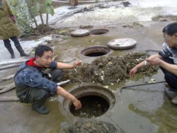 厕所漏水管道堵塞怎么疏通（厕所管道漏水怎么办）